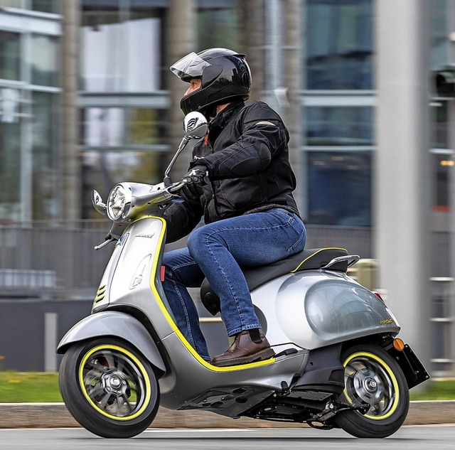 Auch auf dem E-Roller ist es ratsam, a...nden eine schtzende Jacke zu tragen.  | Foto: Foto: Piaggio/Frank Ratering