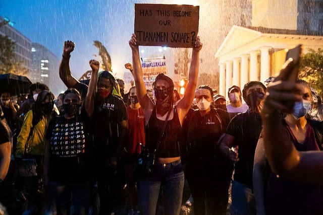 Demonstrationen am Donnerstag unweit des Weien Haus in Washington.  | Foto: Evan Vucci (dpa)