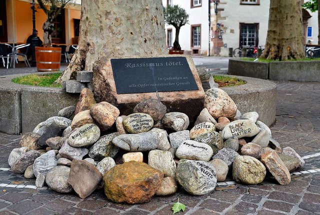 Mit diesem Steindenkmal an der Bertold...iburg den Opfern rassistischer Gewalt.  | Foto: Thomas Kunz