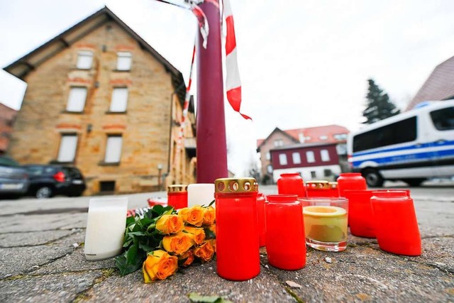 Am Tag nach den tdlichen Schssen in ...agen Blumen und Kerzen vor dem Tatort.  | Foto: Tom Weller (dpa)