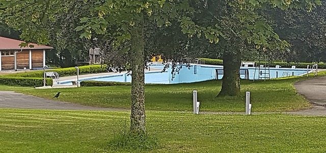 Ghnende Leere im Waldbad in Bad Scki...d ldt saftig grn zum Verweilen ein.   | Foto: Axel Kremp