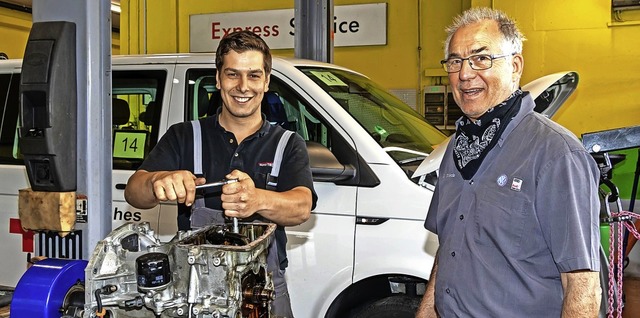 Seniorchef Georg Trndle (rechts) vom ...d heutigem Kfz-Meister sehr zufrieden.  | Foto: Wilfried Dieckmann