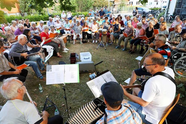 Gemeinsames Singen, wie bei der Riedwo...rdnung nicht vereinbart werden knnen.  | Foto: Christoph Breithaupt