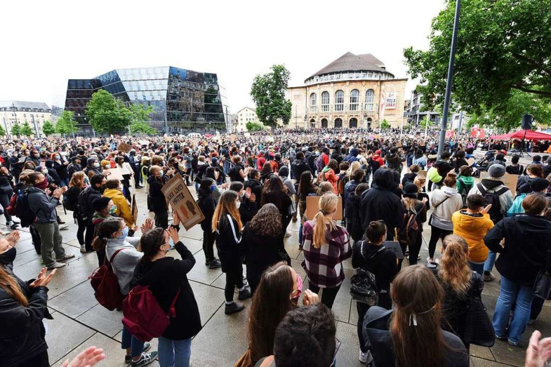 Tausende Freiburgerinnen und Freiburger zeigen sich solidarisch.  | Foto: Rita Eggstein