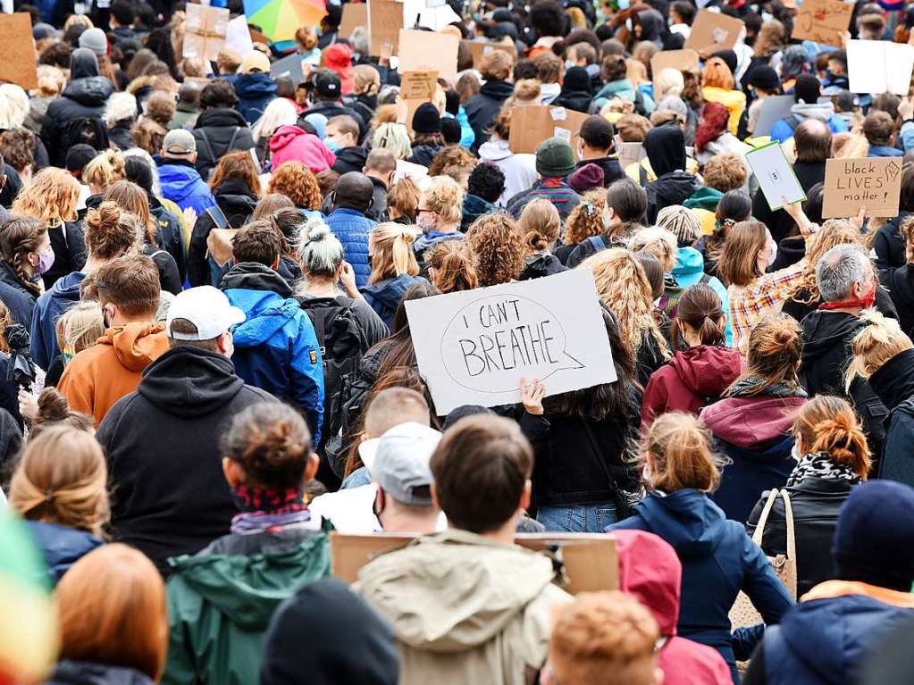 Minneapolis ist weit von Freiburg entfernt – Freiburgerinnen in Freiburger gingen zu Tausenden auf die Strae.