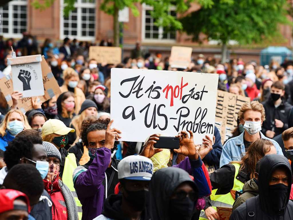 Minneapolis ist weit von Freiburg entfernt – Freiburgerinnen in Freiburger gingen zu Tausenden auf die Strae.