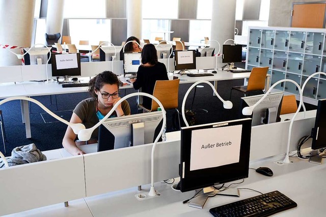 In der Unibibliothek darf wieder studi...em gebhrenden Abstand, versteht sich.  | Foto: Thomas Kunz