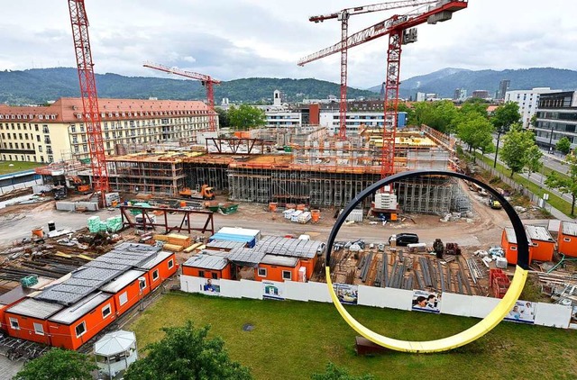 Auf dem Uniklinik-Campus an der Breisa...hr als 133 Millionen Euro kosten soll.  | Foto: Thomas Kunz