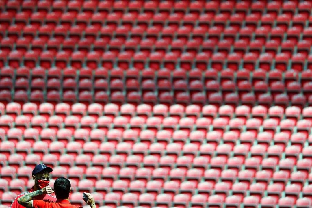 Auftritt vor leerer Kulisse &#8211; ke...ischen Stadion Masken vor einem Spiel.  | Foto: Kai Pfaffenbach (dpa)