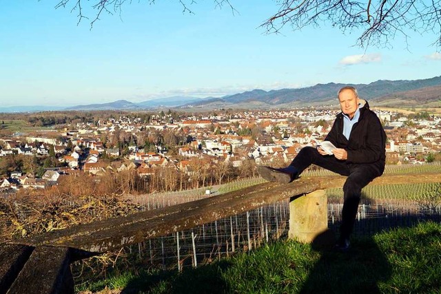 Der Autor Wolfgang Abel am Aussichtspunkt &#8222;Luginsland&#8220; bei Mllheim.  | Foto: Silke Hartenstein