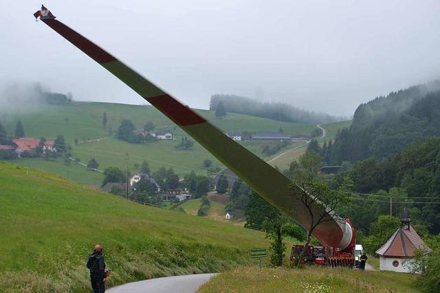 So werden riesige Rotorenblätter durch den Schwarzwald transportiert