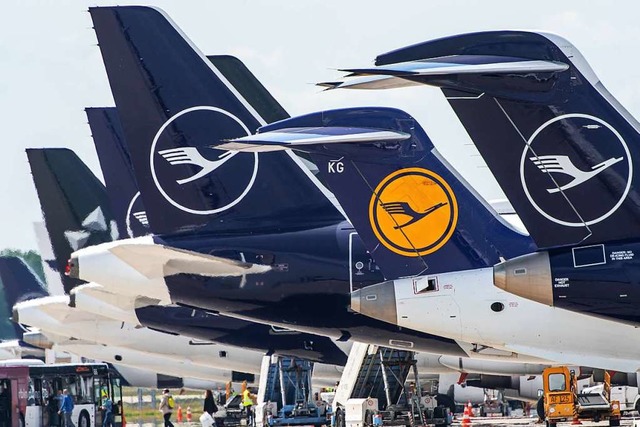 Die Lufthansa war in der Corona-Krise ...ten kaum noch Flugverkehr mglich ist.  | Foto: Peter Kneffel (dpa)