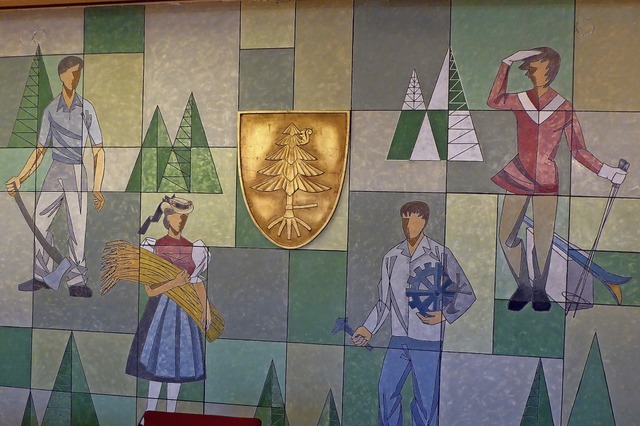 Ein Mosaik mit dem Wappen der Stadt ziert den Sitzungssaal im Rathaus.  | Foto: Peter Stellmach