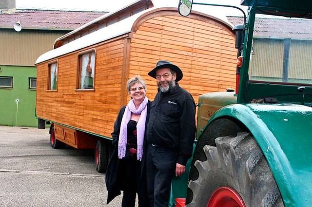 Gehen mit dem Sarrasani-Zirkuswagen un...n auf Tour: Ingeborg und Rolf Beinert.  | Foto: Burkhard Ritter