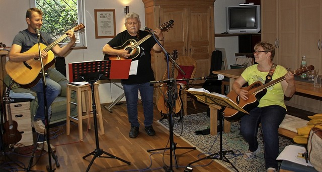Die drei Musiker von handg&#8217;machd... die Menschen Musik machen zu knnen.   | Foto: Christiane Franz