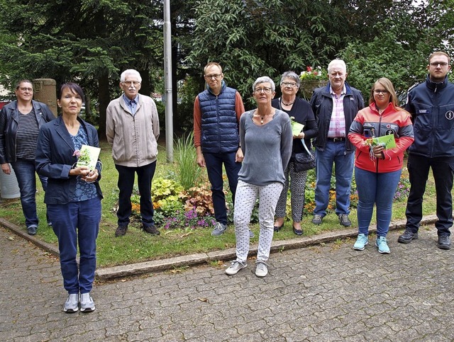 <BZ-Keyword>Sitzungsgeld gespendet:</B... Hohn und Kai Blankstein (beide DRK).   | Foto: Paul Schleer