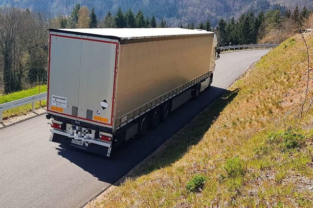 Ein Sattelschlepper rauscht im Transit...ie gesamte Fahrbahnbreite beansprucht.  | Foto: Gerald Nill