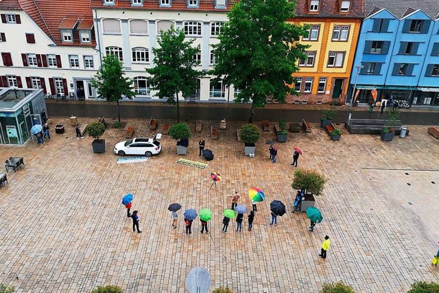 Bescheidene Resonanz: Kurz-Demo auf dem Marktplatz  | Foto: Ralf Burgmaier