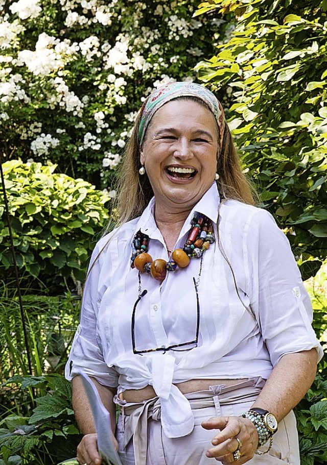 Sylvia Hmmerle fhrt gern Besucher na...barung durch ihren Englischen Garten.   | Foto: Gabriele Zahn