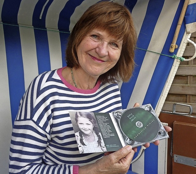 Carola Horstmann mit der CD in ihrem S...der allerdings in ihrem Garten steht.   | Foto: Katja Ruhardt