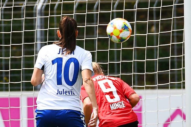Janina Minge (rechts) trifft zum 1:0 fr die SC-Frauen gegen Schlusslicht Jena.  | Foto: Achim Keller/SCFreiburg/POOL