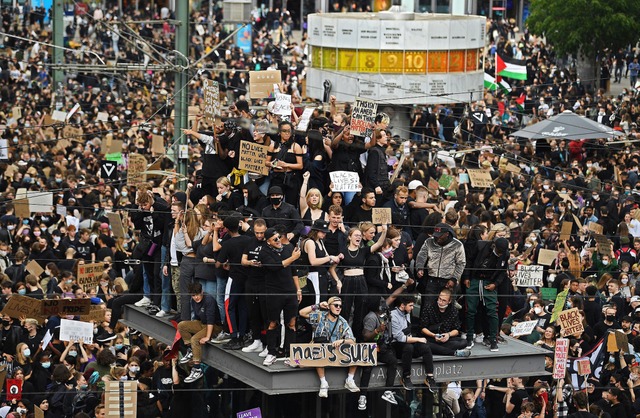 Auf dem Berliner Alexanderplatz hielte...weder Abstand, noch trugen sie Masken.  | Foto: Britta Pedersen (dpa)