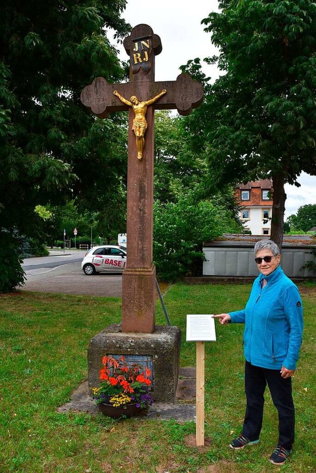 Maria Deschler am geschmckten Feldkre... Friedhof an der Pfarrkirche St.Georg.  | Foto: Heinz und Monika Vollmar