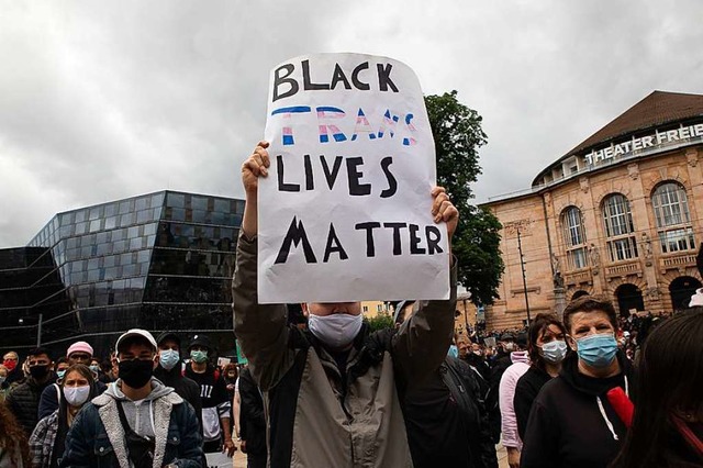 Am Samstag demonstrierten bis zu 10.000 Menschen in Freiburg  | Foto: Mayada Wadnomiry