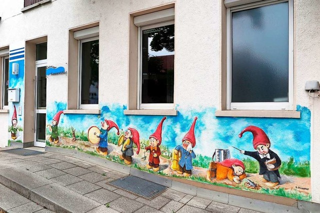 Der Neuenburger Stadtmaler Grard Krae...enwichtel in der Schulgasse gestaltet.  | Foto: Dorothee Philipp