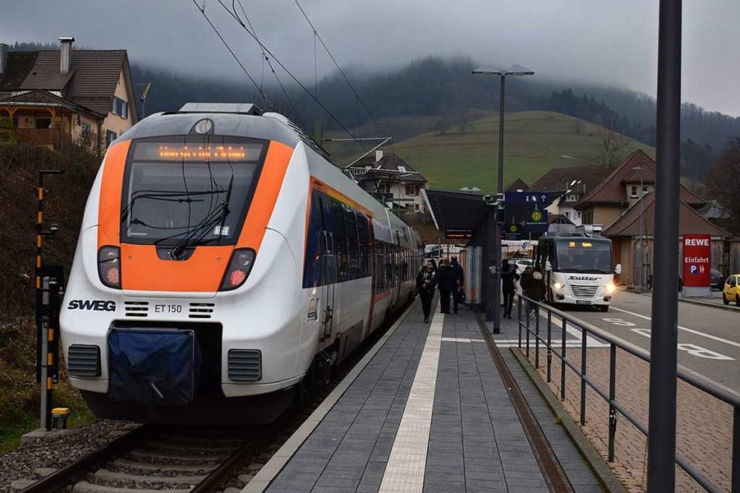 Im Bahnhof Münstertal mit Busanbindung hoch in den Schwarzwald  | Foto: Frank Schoch