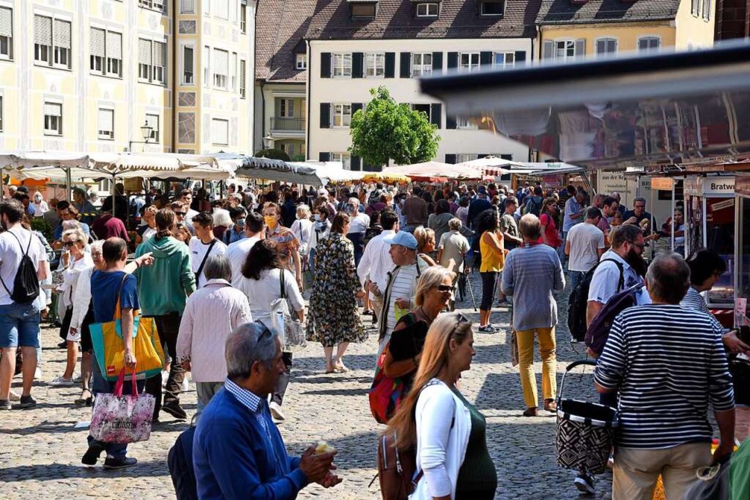 Auf dem Mnstermarkt geht&#8217;s manc...ten daher freiwillig ein Maske tragen.  | Foto: Thomas Kunz