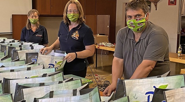 Mehr als 450 Tten zum Basteln verpack...rwehren im Rahmen einer Ferienaktion.   | Foto: Feuerwehr