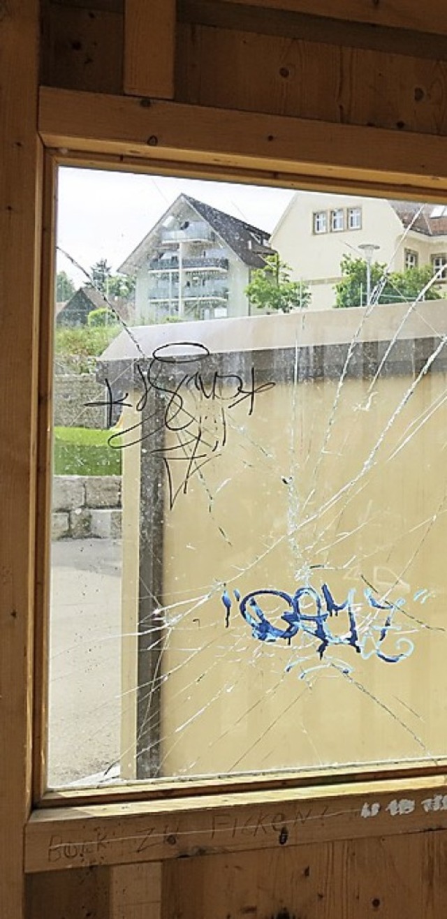 Fensterscheiben aus Sicherheitsglas am...rde durch brachiale Gewalt beschdigt.  | Foto: Erhard Morath