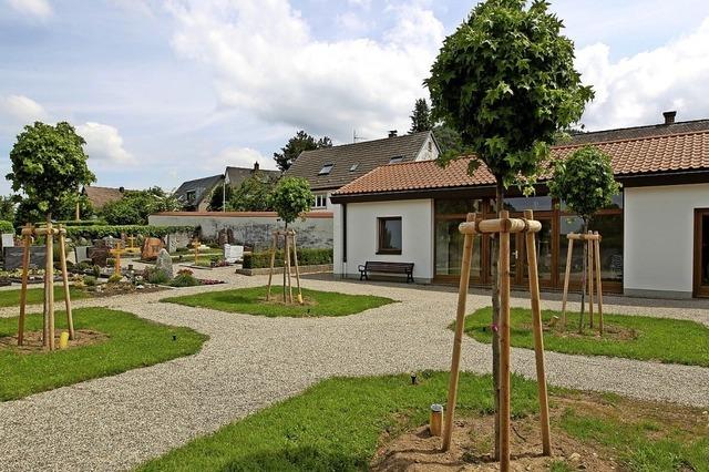 Mehr Urnengrber auf dem Friedhof in Slden