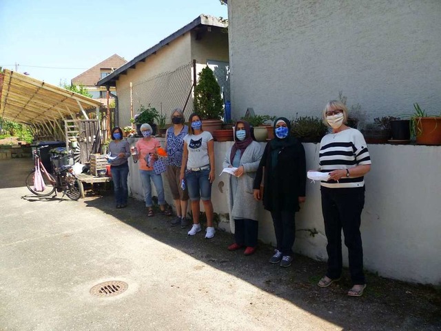 Flchtlinge und Helfer der Denzlinger Nhstube  mit Schutzmasken.  | Foto: Privat
