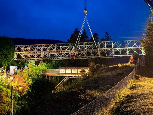 Die Behelfsbrcke am Wolfsgrund schweb...ten Samstagabend ihrem Platz entgegen.  | Foto: zackosandereseite