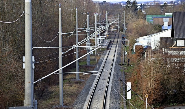 Neu angebrachte Oberleitungen an der B...t elektrifiziert und ausgebaut werden.  | Foto:  Wieland, Fabiane