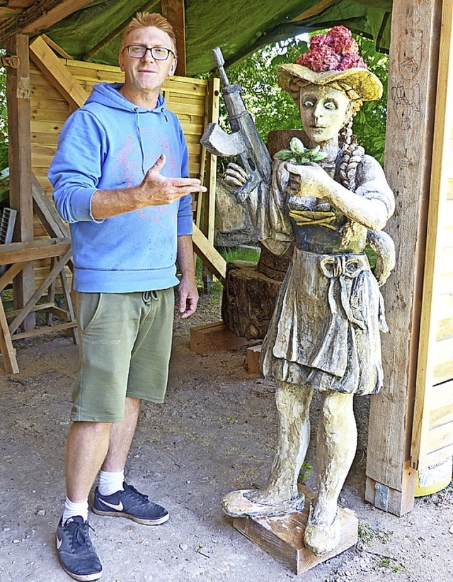 David Patzke und seine Skulptur Schwar...in Lebensgre &#8211; aus Epoxidharz.  | Foto: suedkurier