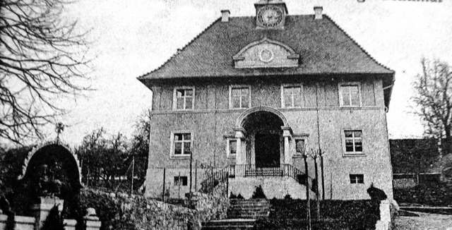 Das Bachheimer Rathaus mit Kriegerdenkmal 1923.   | Foto: Repro: Karla Scherer
