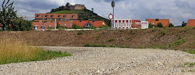 Wie ein Wall erhebt sich die neue Stra...bung_rot>Radfahrern</Hervorhebung_rot>  | Foto: Josef Schlegel