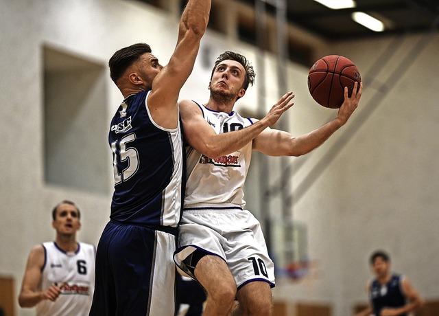 Carsten Fuchs (rechts), hier im Zweika...ten Leistungstrger beim USC Freiburg.  | Foto: Patrick Seeger