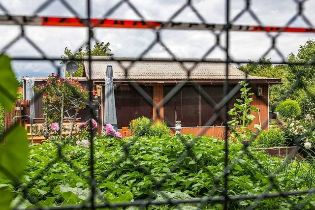 Diese Gartenlaube am Stadtrand von Mnster war Tatort der Missbrauchsflle.  | Foto: Marcel Kusch (dpa)