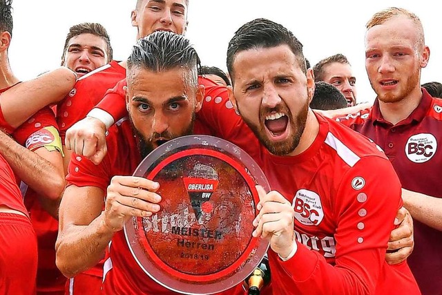 Erich Sautner (rechts) bejubelt mit Ya...nger den Aufstieg in die Regionalliga.  | Foto: Patrick Seeger