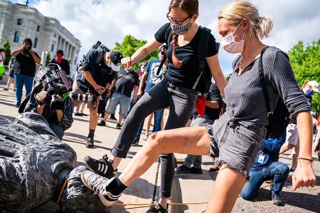 Demonstranten treten gegen die Christo...itol von ihrem Sockel gestrzt wurde.  | Foto: Leila Navidi (dpa)