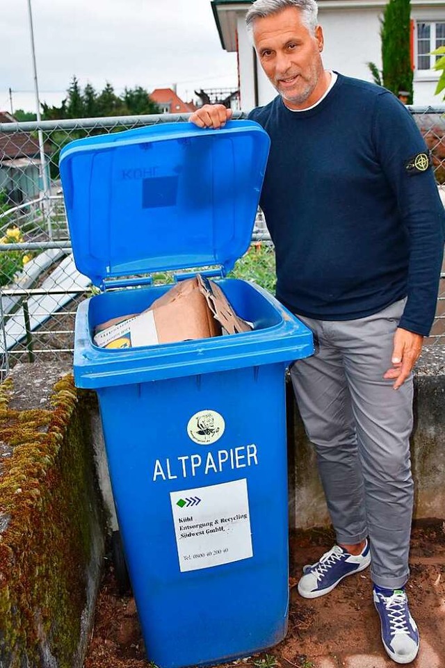 Mario Wichmann hofft, dass seine Cliqu... die Blaue Tonne kostenpflichtig wird.  | Foto: Heinz und Monika Vollmar