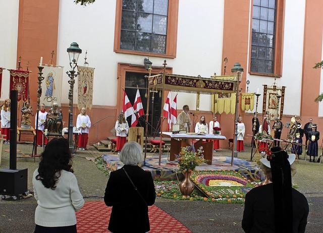 Fronleichnam in Waldkirch: Pfarrer Tho...sdienstbesuchern vor der Pfarrkirche.   | Foto: Bernd Fackler