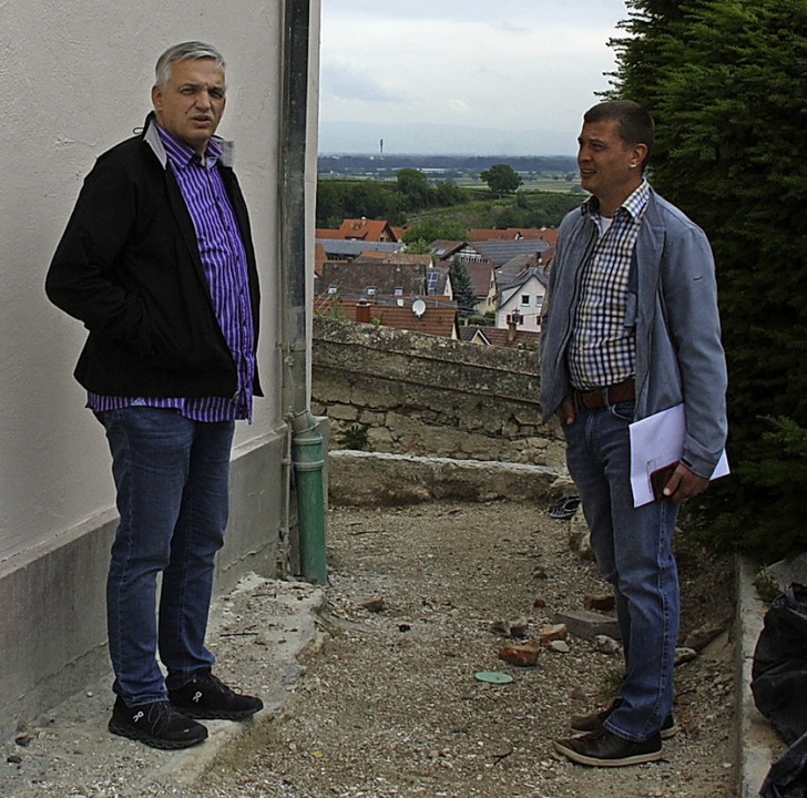 Michael Kaltenbach, links Pfarrer Jürg...n der nordöstlichen Ecke der Baustelle  | Foto: Christiane Franz