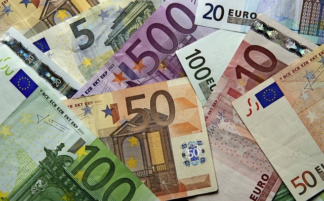 Rund eine halbe Million Euro fehlen vo...oronabedingt im Rickenbacher Haushalt.  | Foto: Daniel Reinhardt (dpa)