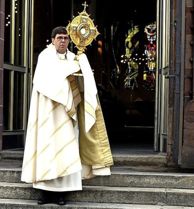 Dekan Brkle spendet den Fronleichnams...on Dreifaltigkeit fr  die ganz Stadt.  | Foto: Barbara Puppe