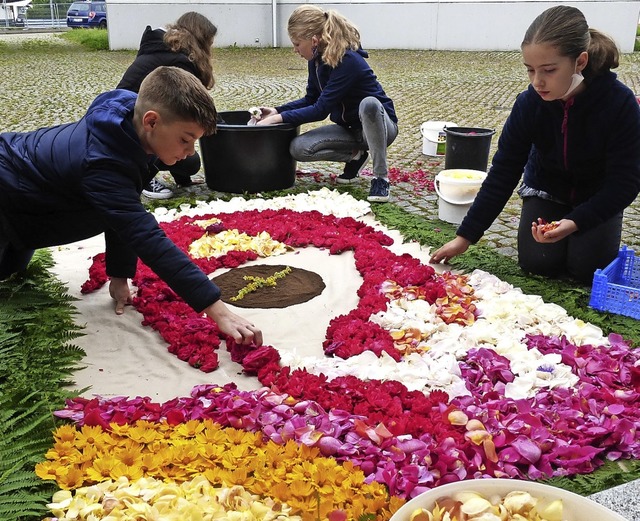 Fronleichnam: In Schallstadt legen Min...erdinger Kindern gemalt worden waren.   | Foto: Andrea Gallien